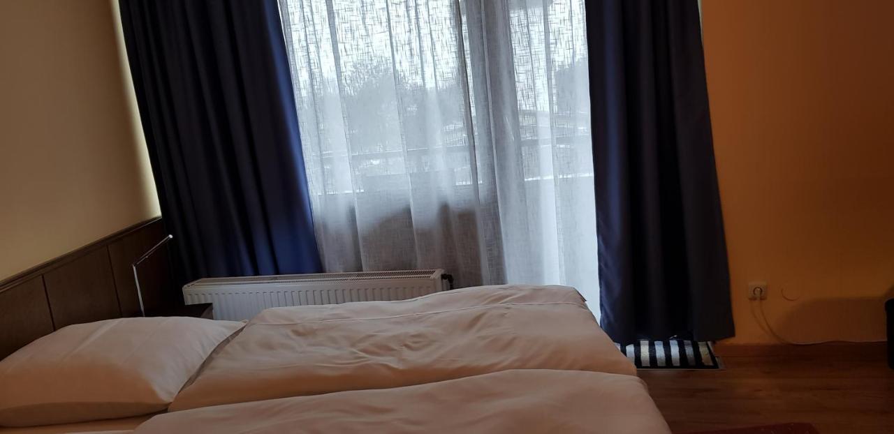 Hotel Garni Julia Linnich ภายนอก รูปภาพ