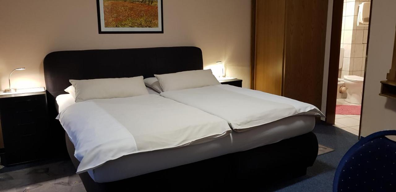 Hotel Garni Julia Linnich ภายนอก รูปภาพ